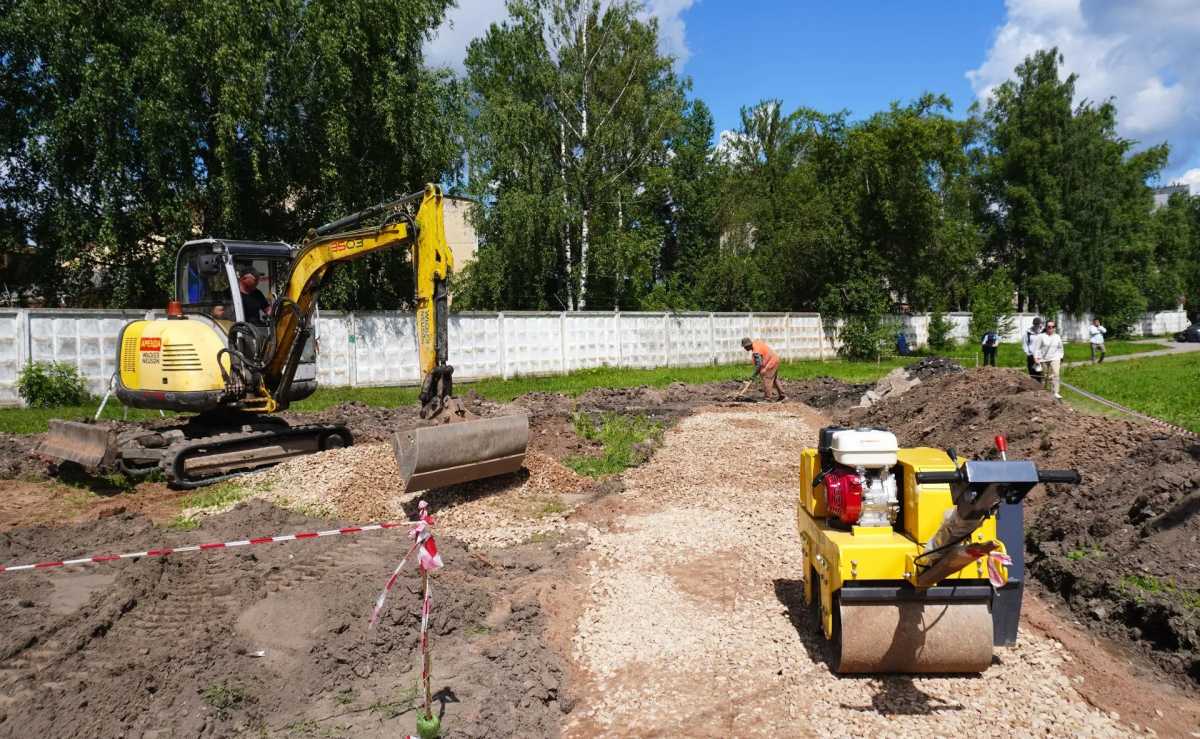 В сквере Защитников Отечества в Великом Новгороде укладывают шаговые плиты В сквере Защитников Отечества в Великом Новгороде укладывают шаговые плиты