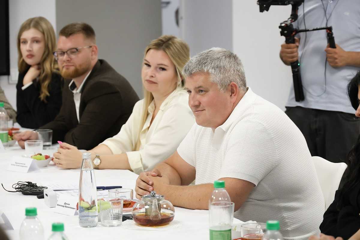 Александр Дронов рассказал новгородской молодёжи о своих наставниках Александр Дронов рассказал новгородской молодёжи о своих наставниках