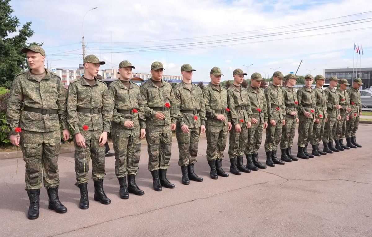 В Президентский полк отправились служить 15 призывников из Новгородской области В Президентский полк отправились служить 15 призывников из Новгородской области