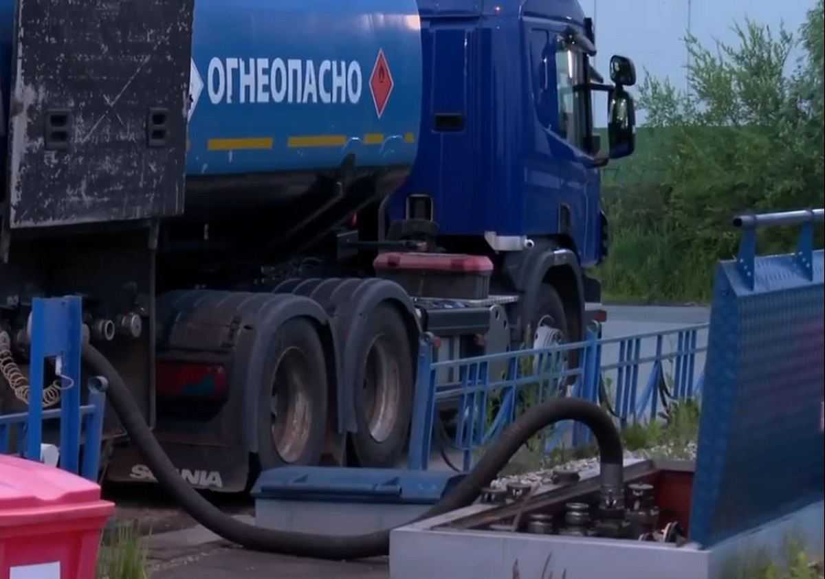 По ночам на АЗС в Новгородской области разгружают бензин По ночам на АЗС в Новгородской области разгружают бензин