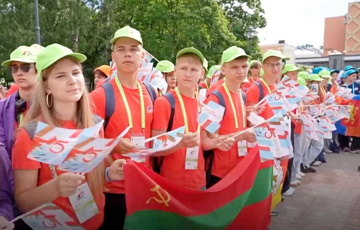 На «Поезде памяти» в Великий Новгород прибыли 200 школьников из разных стран На «Поезде памяти» в Великий Новгород прибыли 200 школьников из разных стран