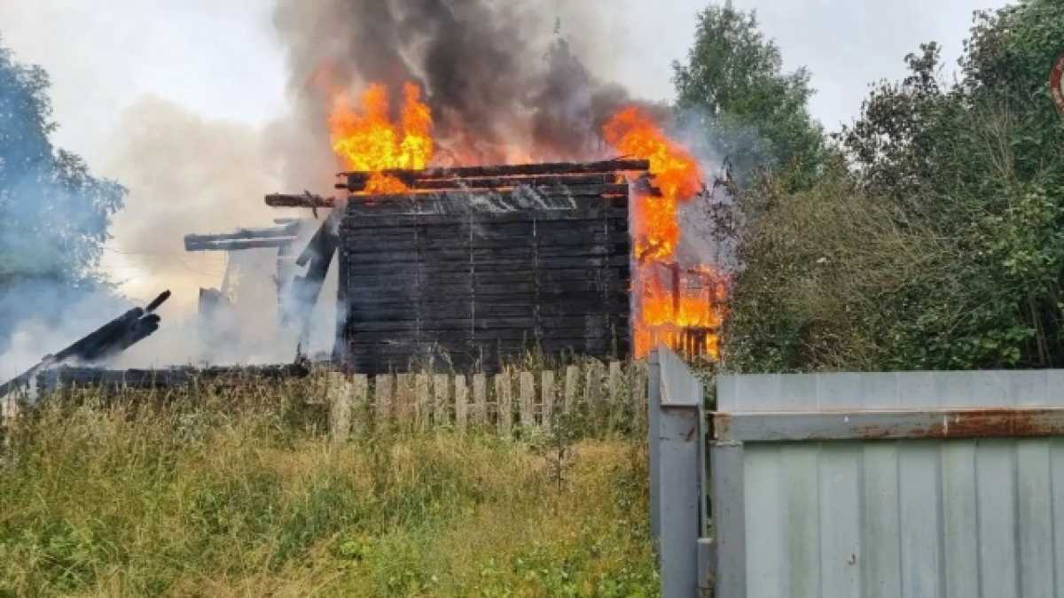 В Новгородской области сгорели жилой дом и баня В Новгородской области сгорели жилой дом и баня
