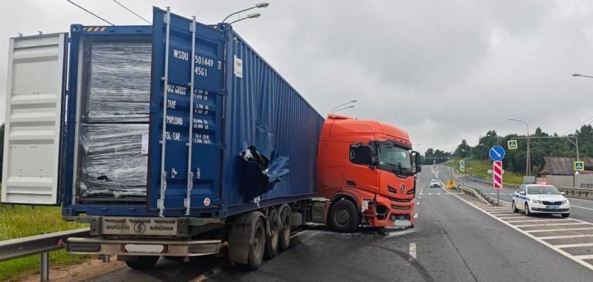 Водитель пострадал в ДТП с двумя грузовиками на М-10 в Валдайском округе Водитель пострадал в ДТП с двумя грузовиками на М-10 в Валдайском округе