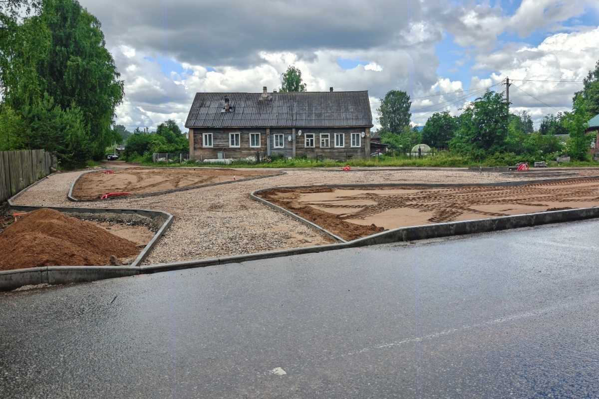 На Советской улице в Хвойной приступили к устройству пешеходных дорожек На Советской улице в Хвойной приступили к устройству пешеходных дорожек