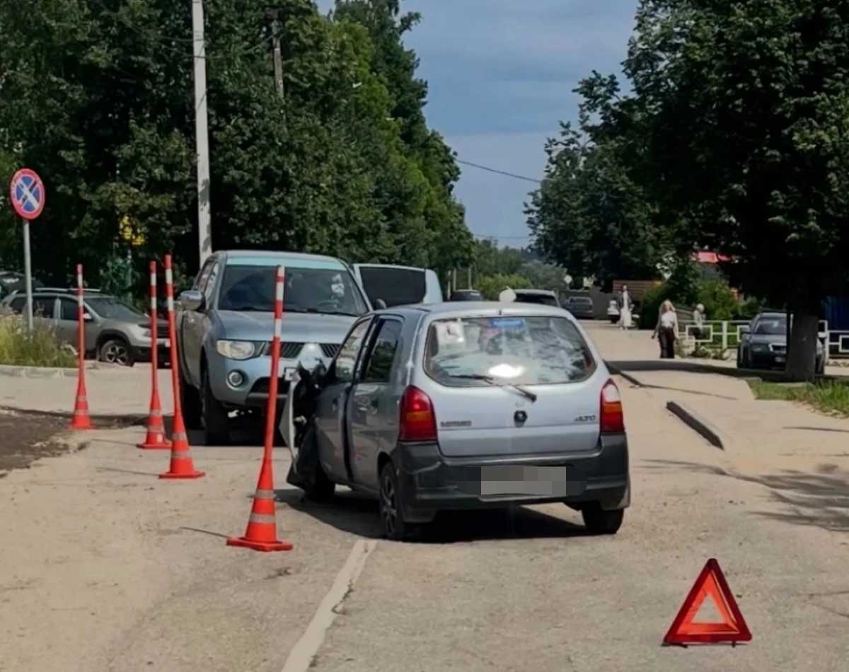 В Валдае 75-летняя пенсионерка на «Сузуки» врезалась в пикап «Мицубиси» В Валдае 75-летняя пенсионерка на «Сузуки» врезалась в пикап «Мицубиси»