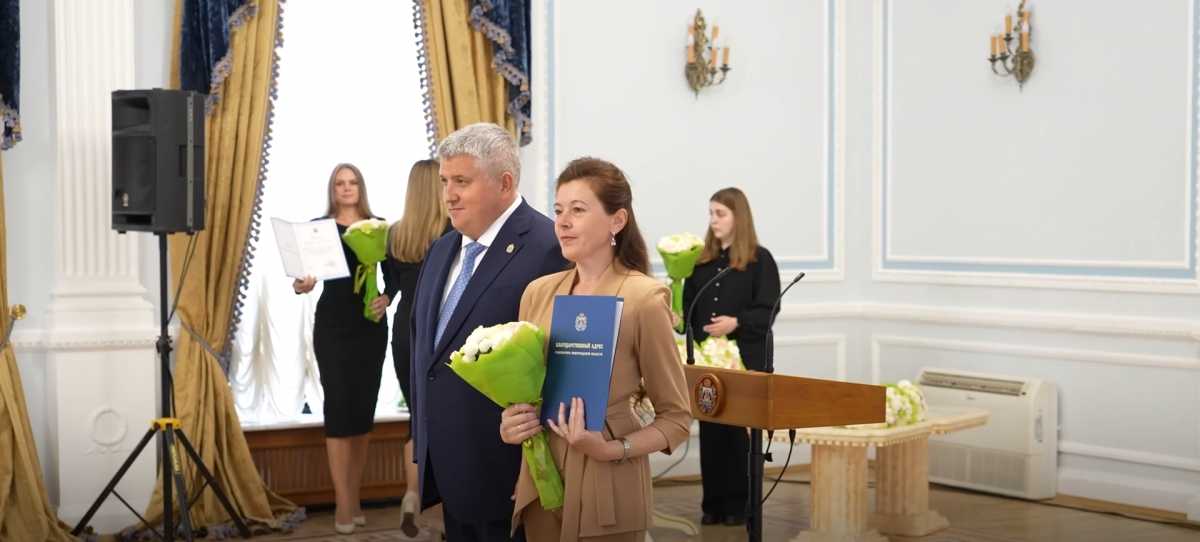 Губернатор Александр Дронов вручил награды к 82-летию Новгородской области Губернатор Александр Дронов вручил награды к 82-летию Новгородской области