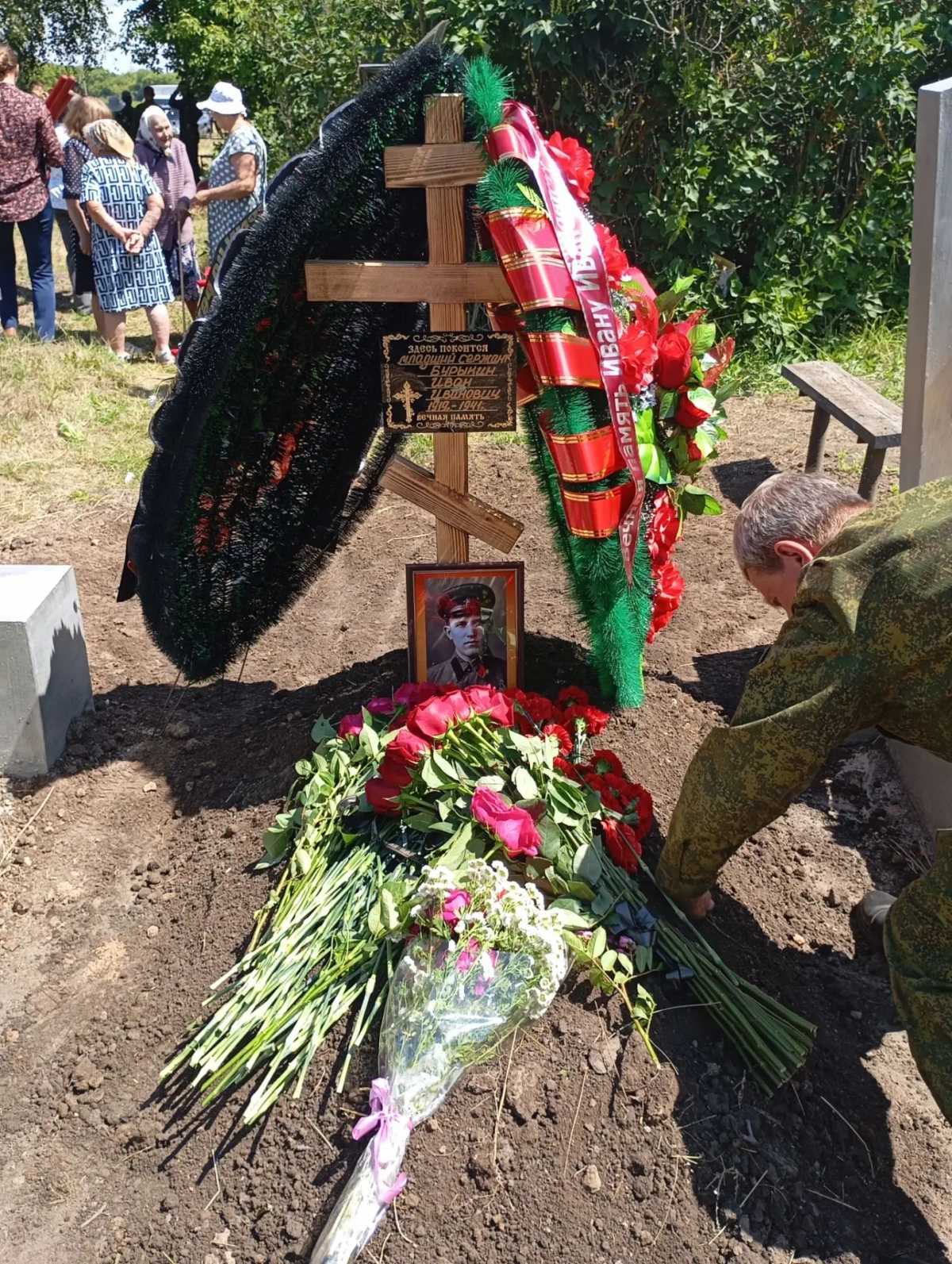 Найденные в Старорусском округе останки красноармейца Ивана Бурыкина захоронили на его малой родине Найденные в Старорусском округе останки красноармейца Ивана Бурыкина захоронили на его малой родине