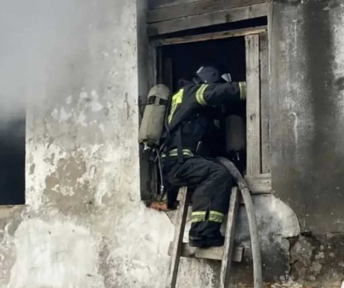 Пожарные потушили в Боровичах жилой дом на Бригадной улице Пожарные потушили в Боровичах жилой дом на Бригадной улице