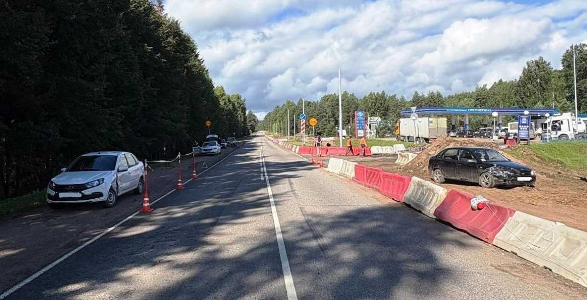 В Демянском округе столкнулись «Лада Гранта» и «Лада Калина» В Демянском округе столкнулись «Лада Гранта» и «Лада Калина»
