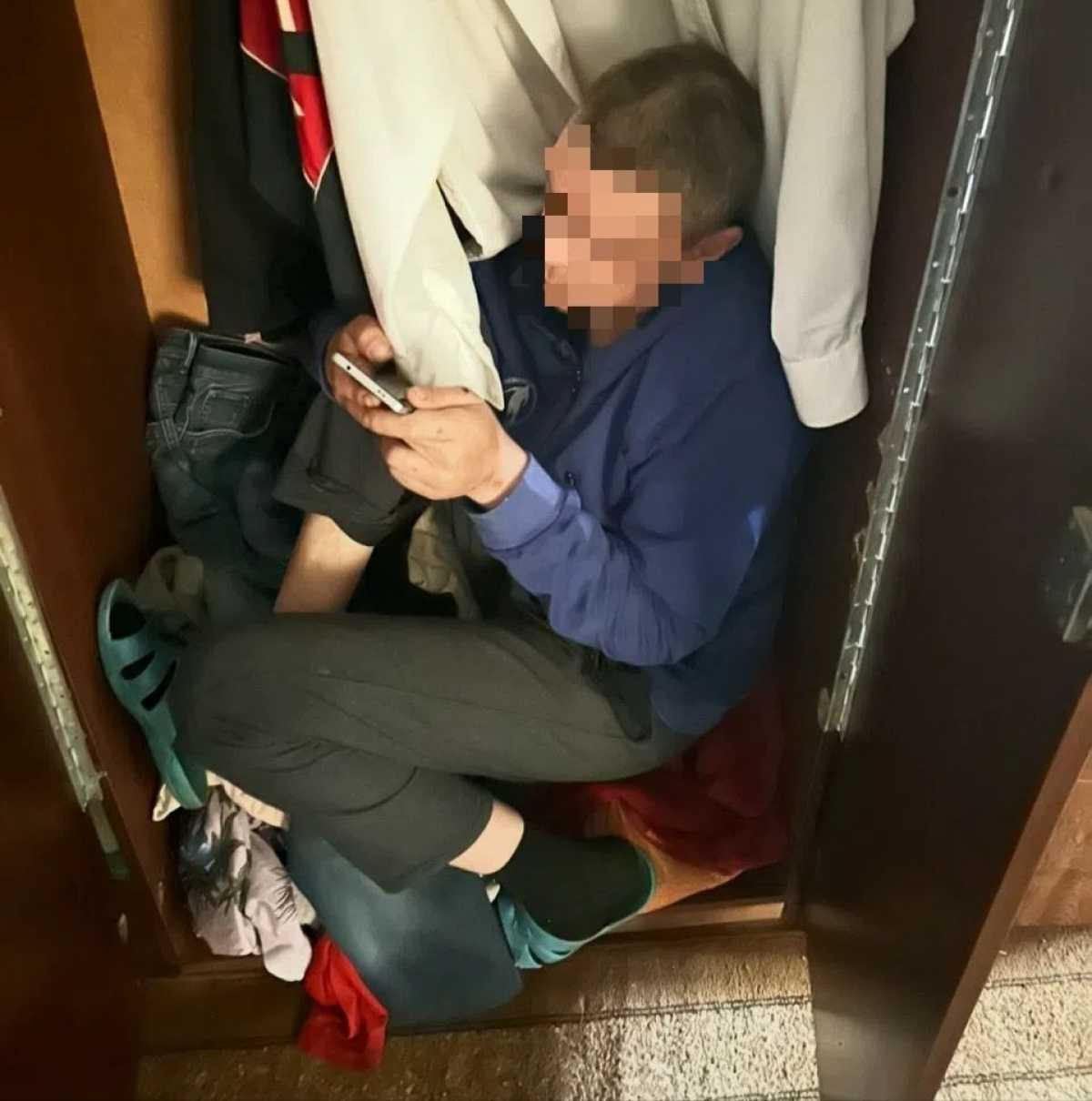 Новгородские приставы нашли своего «клиента» в шкафу Новгородские приставы нашли своего «клиента» в шкафу