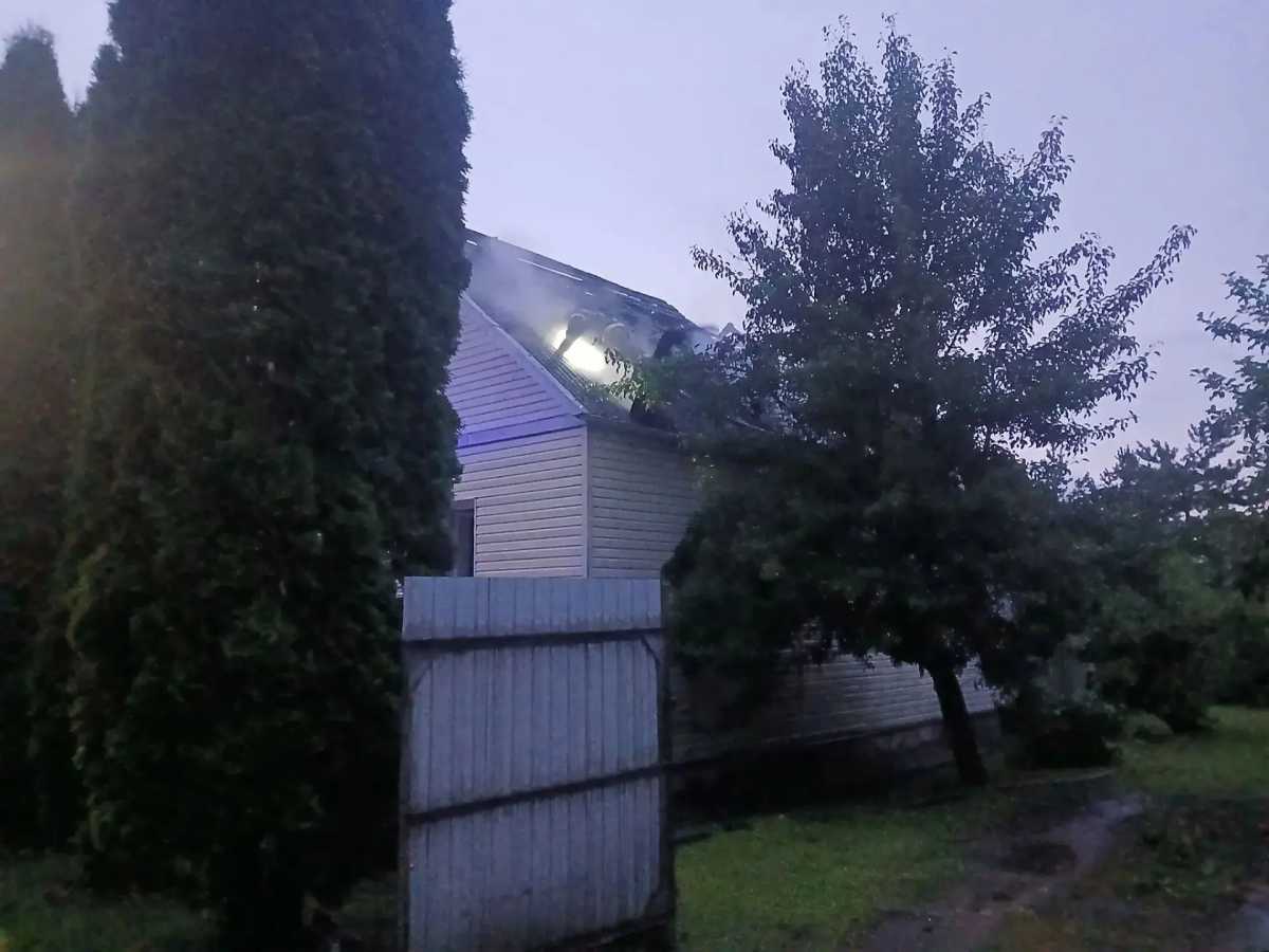 В Старой Руссе пожарные потушили жилой дом В Старой Руссе пожарные потушили жилой дом
