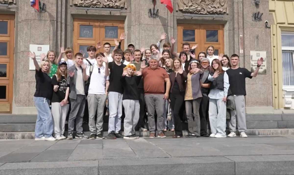 Молодёжь из Боровичей приехала в Великий Новгород по приглашению Александра Дронова Молодёжь из Боровичей приехала в Великий Новгород по приглашению Александра Дронова