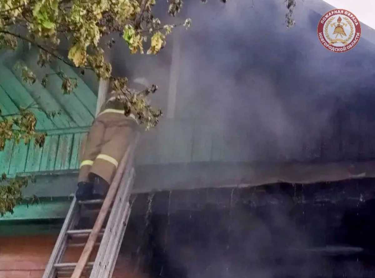 В парфинской деревне Рудново горел двухквартирный дом В парфинской деревне Рудново горел двухквартирный дом