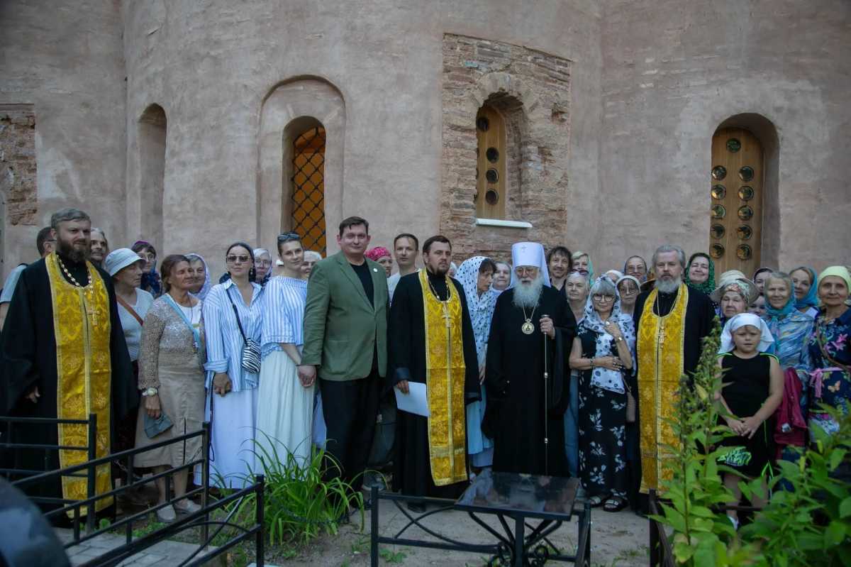 В новгородской церкви Петра и Павла на Синичьей горе прошёл первый за 100 лет молебен В новгородской церкви Петра и Павла на Синичьей горе прошёл первый за 100 лет молебен