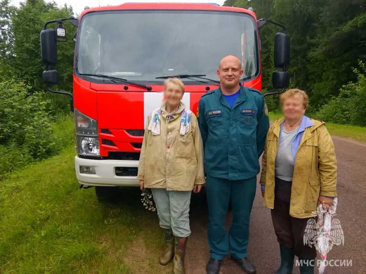 Заблудившиеся в Крестецком округе пенсионерки вышли из леса на сигнал автомобиля Заблудившиеся в Крестецком округе пенсионерки вышли из леса на сигнал автомобиля