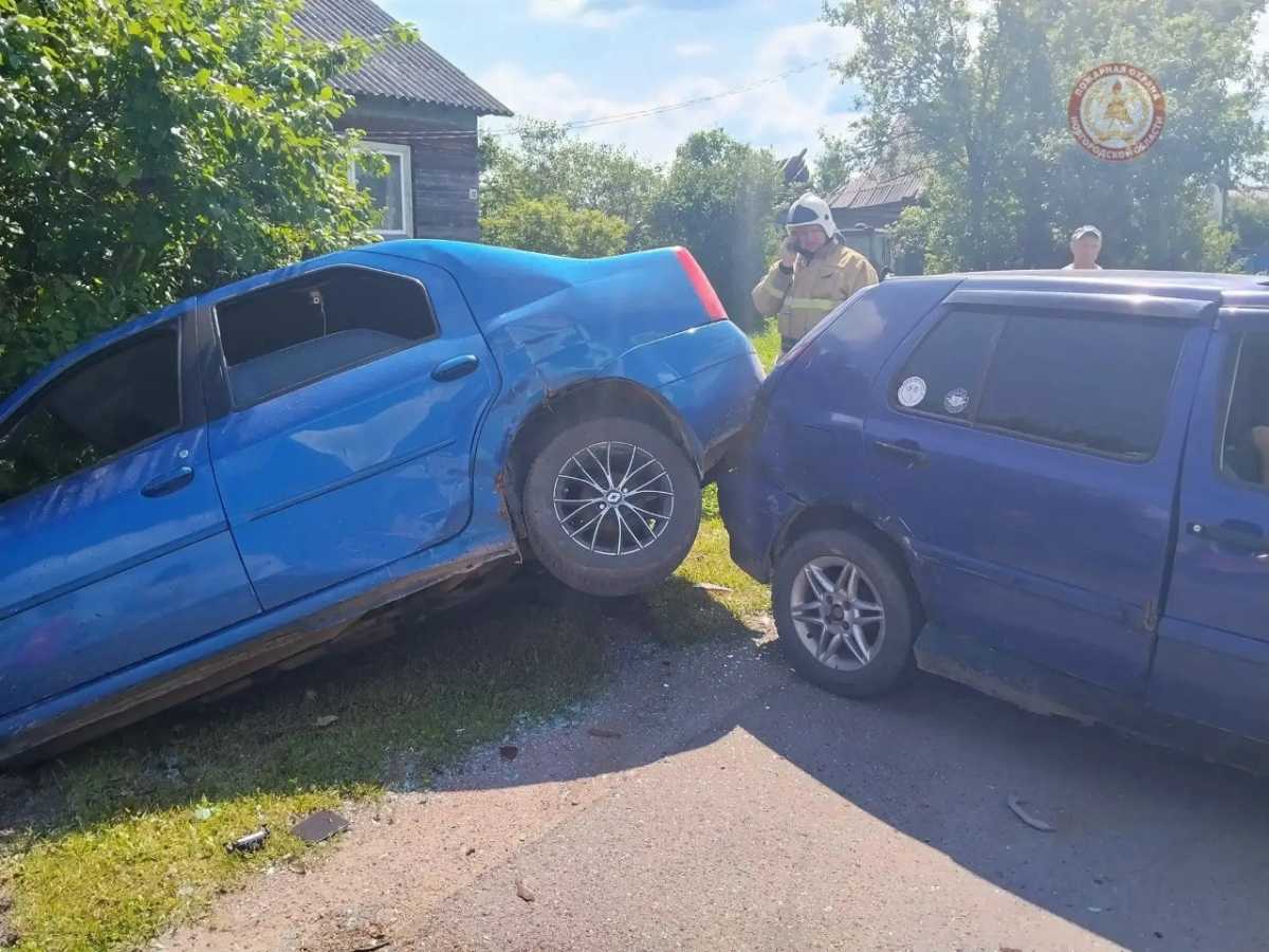 В ДТП в Батецком водитель иномарки получил травму головы В ДТП в Батецком водитель иномарки получил травму головы