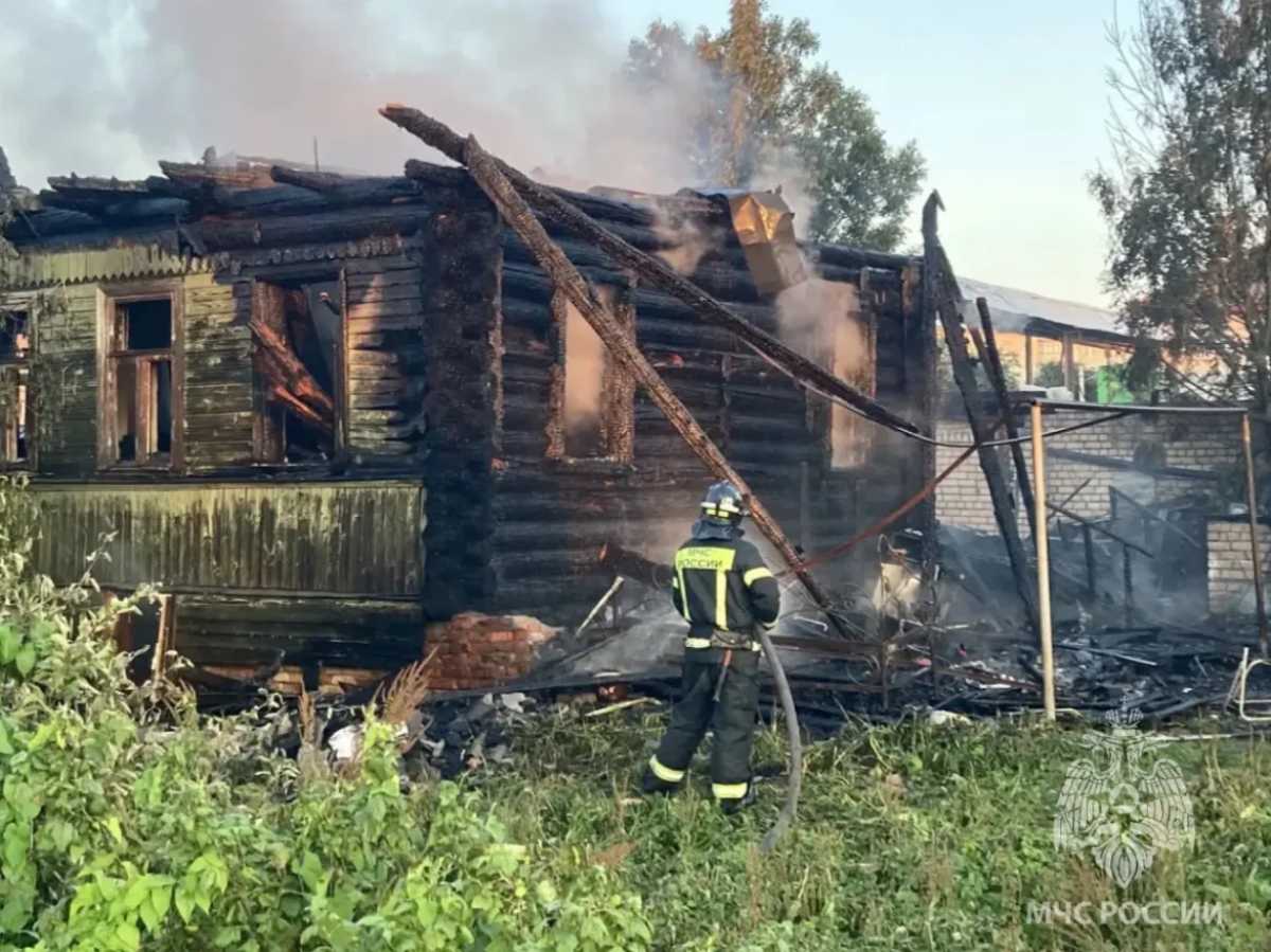 На улице Гоголя в Валдае сгорел деревянный жилой дом На улице Гоголя в Валдае сгорел деревянный жилой дом