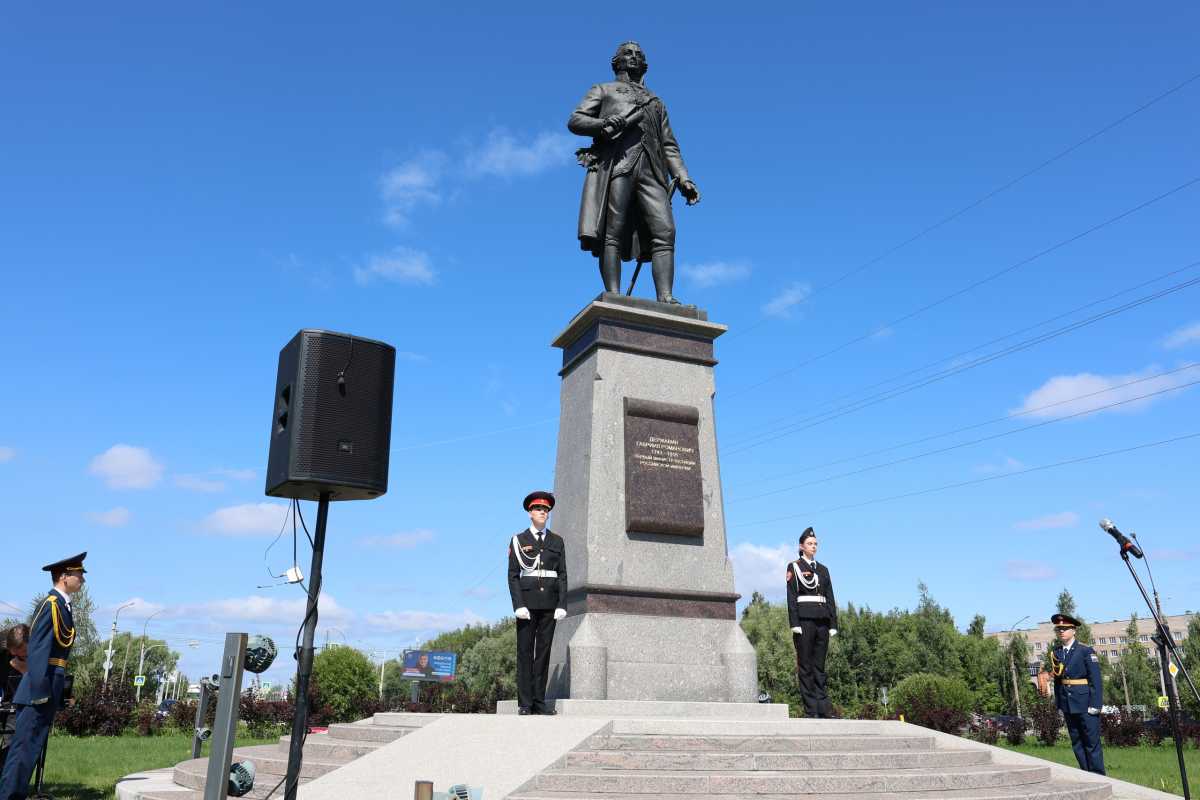 В Великом Новгороде возложили цветы к памятнику Гавриилу Державину В Великом Новгороде возложили цветы к памятнику Гавриилу Державину