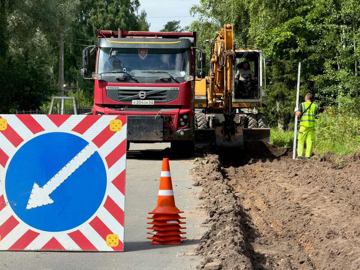 На трёх дорогах в Любытине строят тротуары и устанавливают освещение На трёх дорогах в Любытине строят тротуары и устанавливают освещение