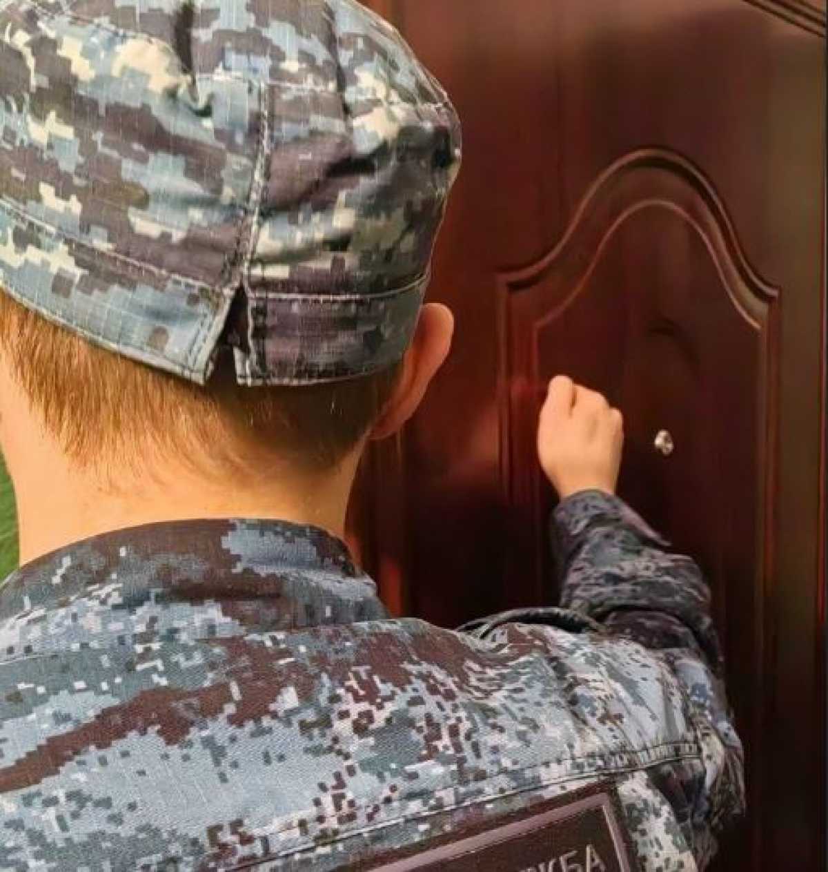 Должник по алиментам в Боровичах прятался от приставов на кухне у матери Должник по алиментам в Боровичах прятался от приставов на кухне у матери