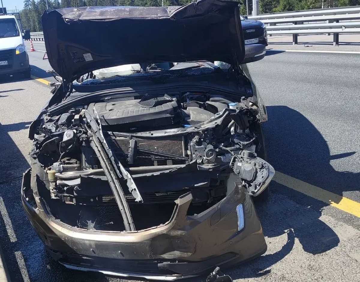На М-11 в Окуловском округе легковушка врезалась в фуру с полуприцепом На М-11 в Окуловском округе легковушка врезалась в фуру с полуприцепом
