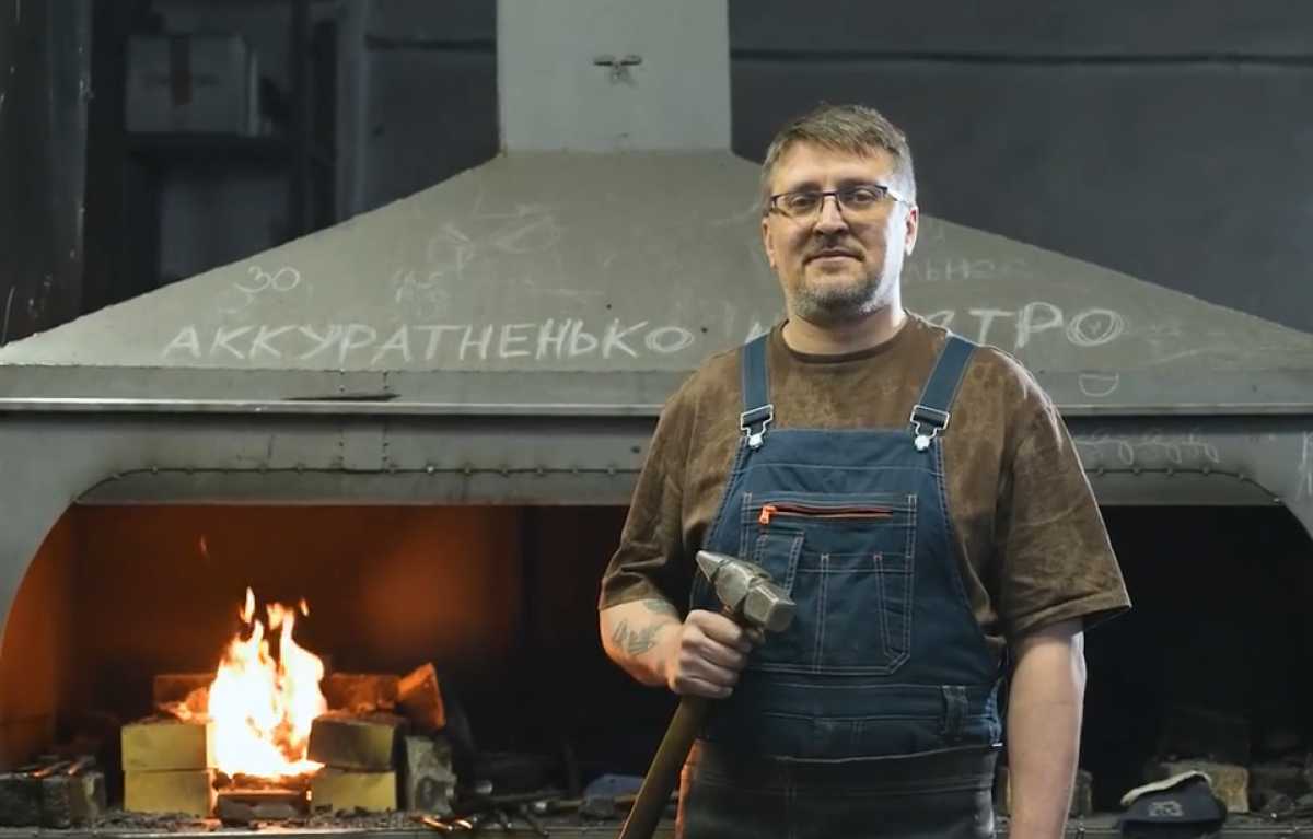 Пётр Татаринцев из Южно-Сахалинска создал кузнечную мастерскую в Великом Новгороде Пётр Татаринцев из Южно-Сахалинска создал кузнечную мастерскую в Великом Новгороде