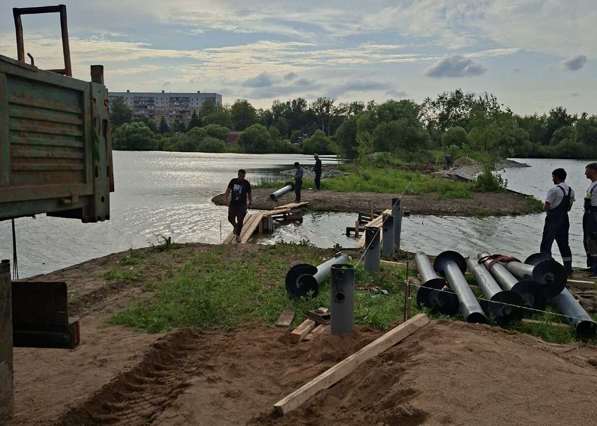 В новгородском парке «Чистые пруды» строят мостик на мыс В новгородском парке «Чистые пруды» строят мостик на мыс