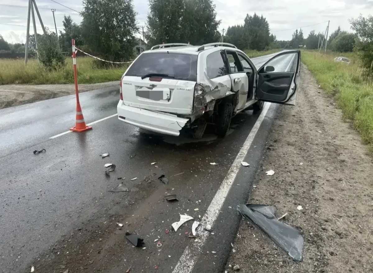 Водитель легковушки в Новгородском округе врезался в другую машину и дорожный знак Водитель легковушки в Новгородском округе врезался в другую машину и дорожный знак