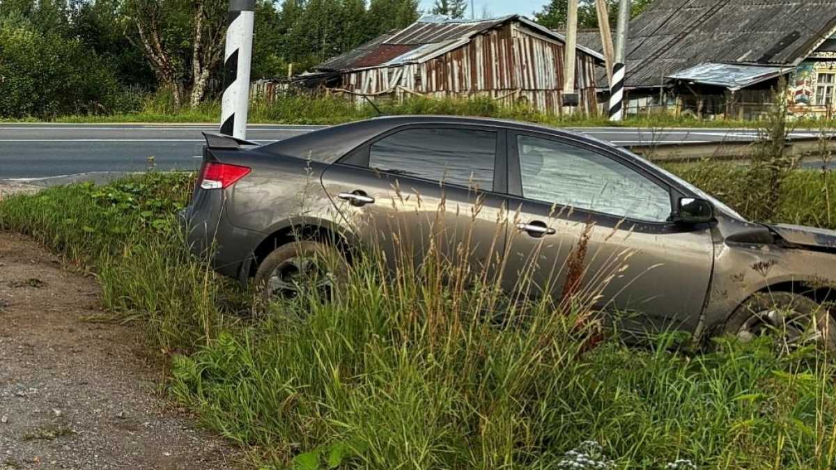На М-10 «Россия» в Валдайском округе автомобиль съехал в кювет На М-10 «Россия» в Валдайском округе автомобиль съехал в кювет
