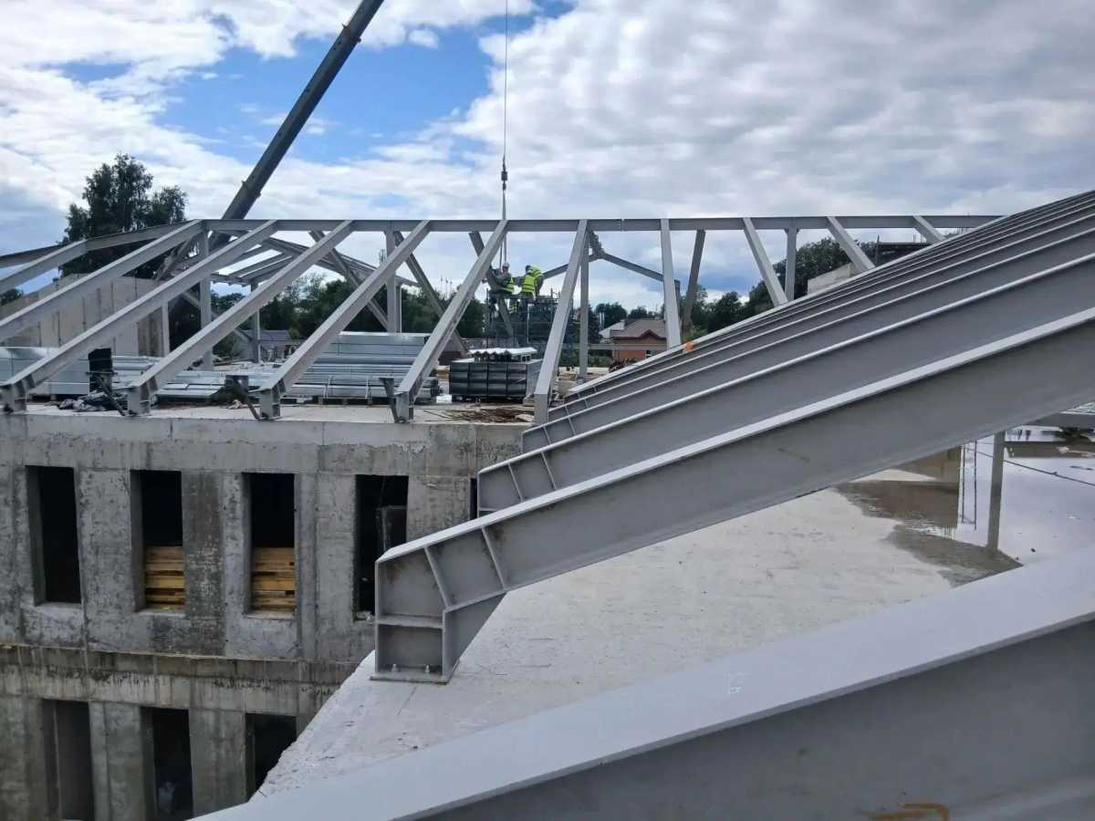 В археологическом центре имени Янина в Великом Новгороде строят мансардный этаж В археологическом центре имени Янина в Великом Новгороде строят мансардный этаж