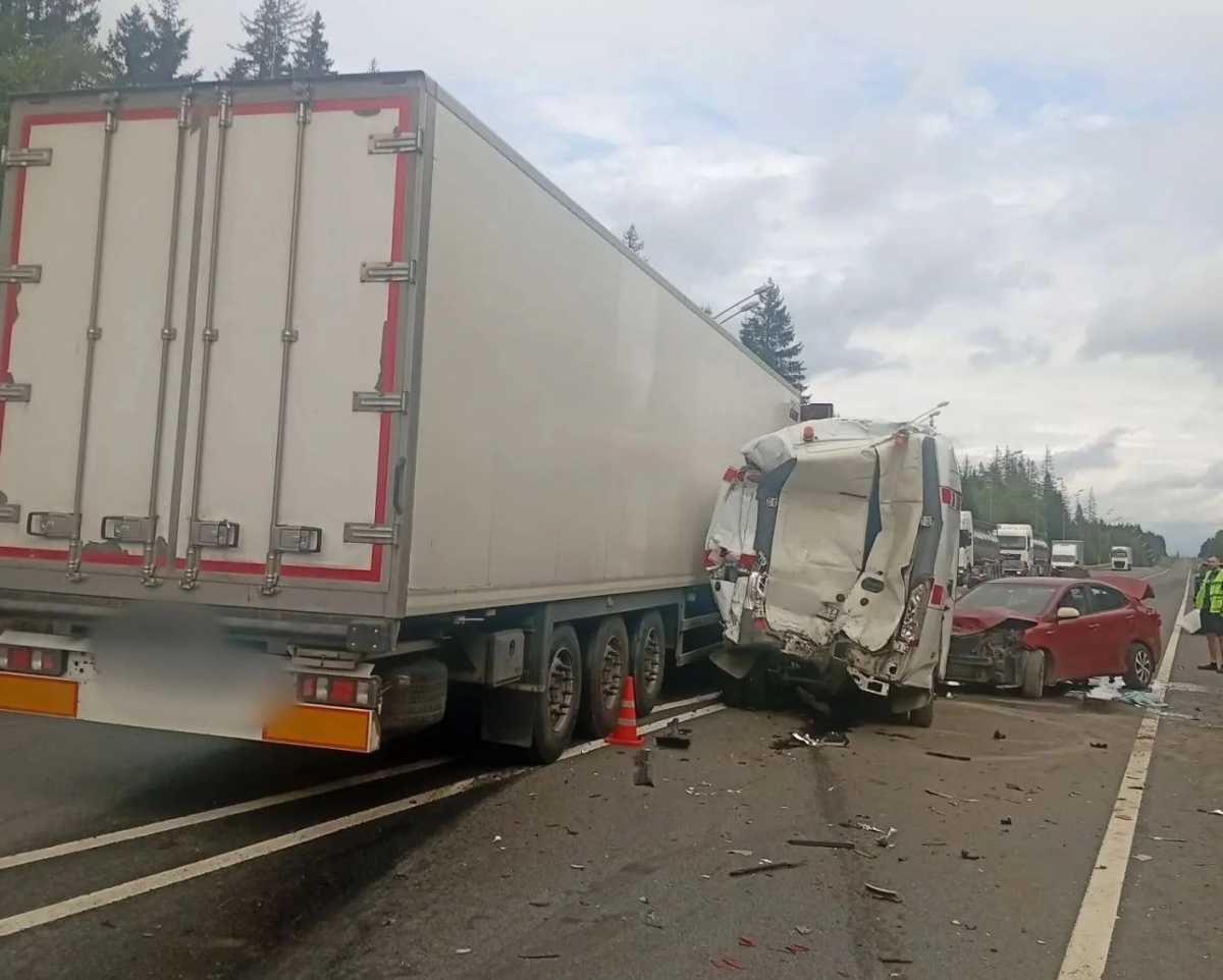 На М-10 в Валдайском округе в ДТП погиб мужчина и пострадала девушка На М-10 в Валдайском округе в ДТП погиб мужчина и пострадала девушка