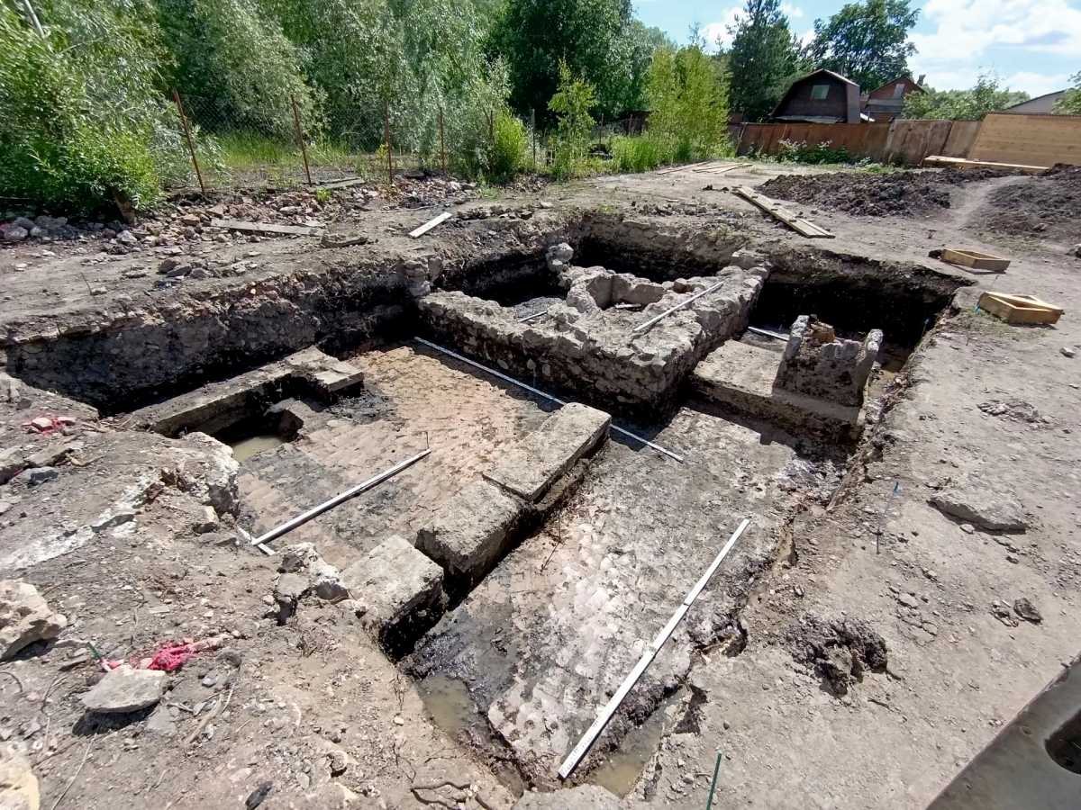 Археологи ведут раскопки в Великом Новгороде на месте улицы XII века Археологи ведут раскопки в Великом Новгороде на месте улицы XII века