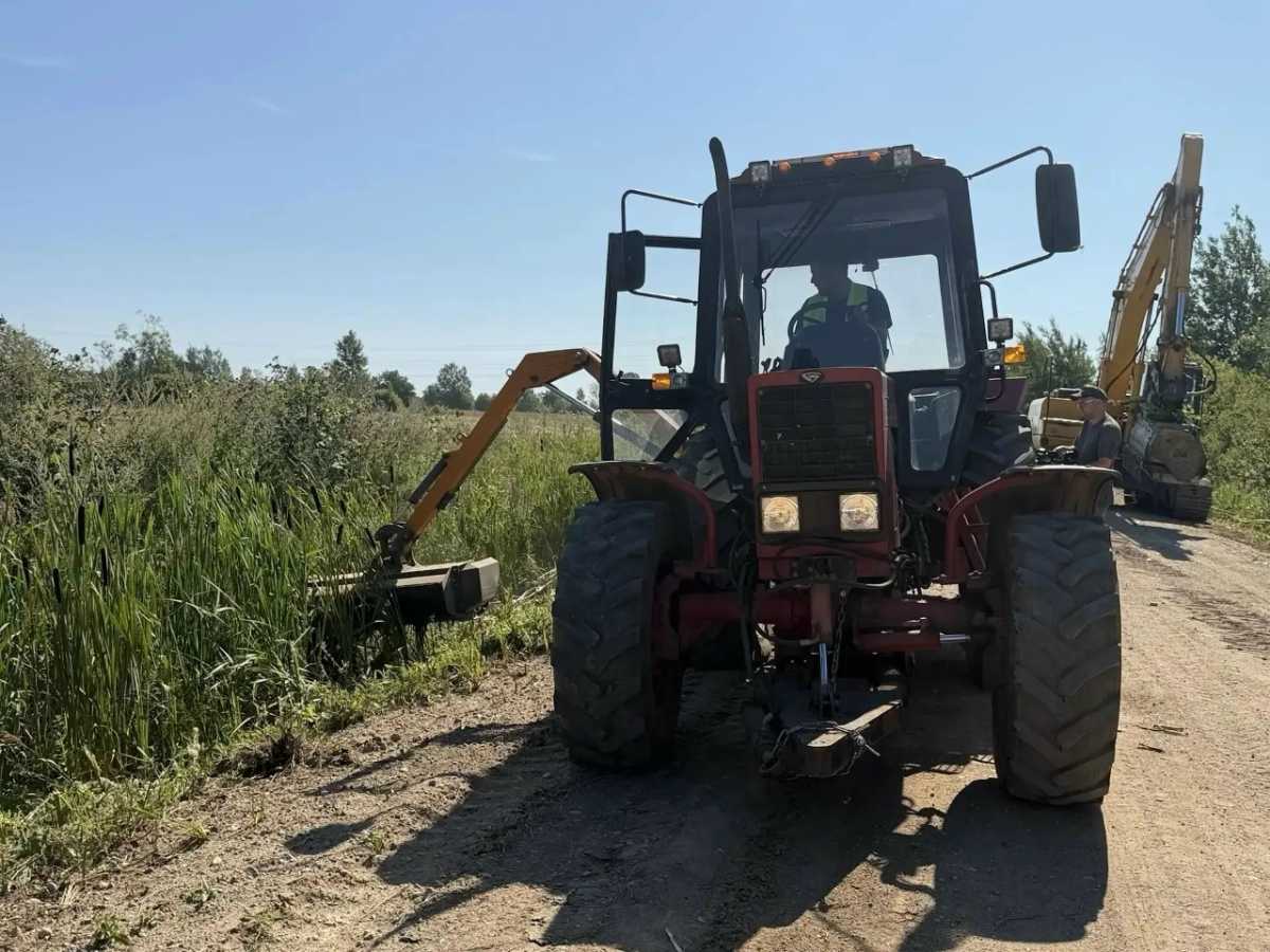 На дороге Новгород – Псков – Толстиково расчищают водоотводные канавы и косят траву На дороге Новгород – Псков – Толстиково расчищают водоотводные канавы и косят траву