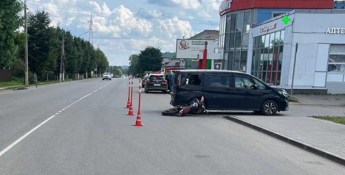 В Валдае подросток на питбайке проехал перекрёсток на запрещающий сигнал светофора и врезался в автомобиль В Валдае подросток на питбайке проехал перекрёсток на запрещающий сигнал светофора и врезался в автомобиль