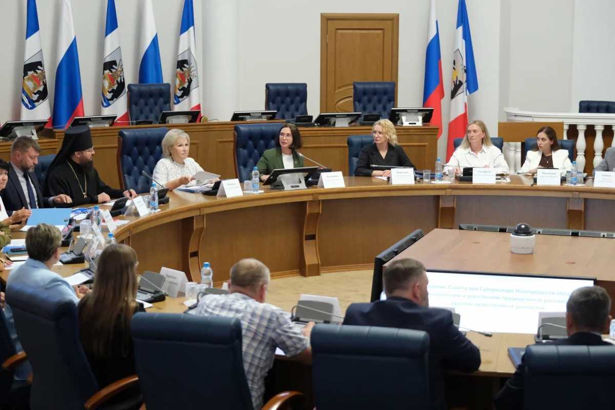 В Великом Новгороде обсудили сохранение традиционных российских духовно-нравственных ценностей В Великом Новгороде обсудили сохранение традиционных российских духовно-нравственных ценностей