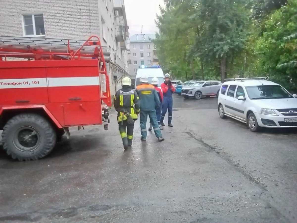 В Великом Новгороде женщина упала с балкона В Великом Новгороде женщина упала с балкона