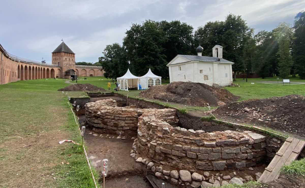 В Новгородском кремле раскрыли алтарную часть храма Бориса и Глеба XII века В Новгородском кремле раскрыли алтарную часть храма Бориса и Глеба XII века