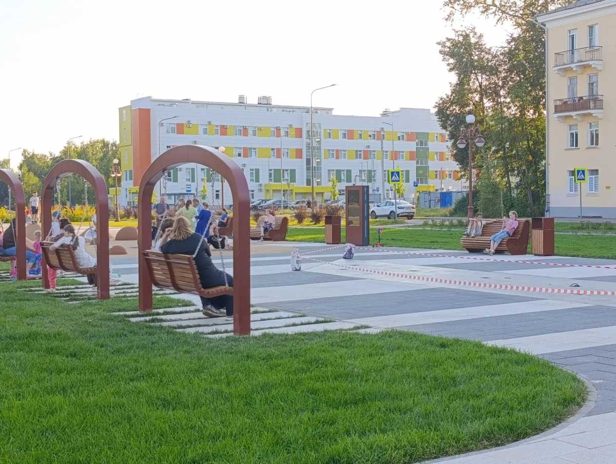 На площади 1 Мая в Боровичах расширят детскую площадку На площади 1 Мая в Боровичах расширят детскую площадку