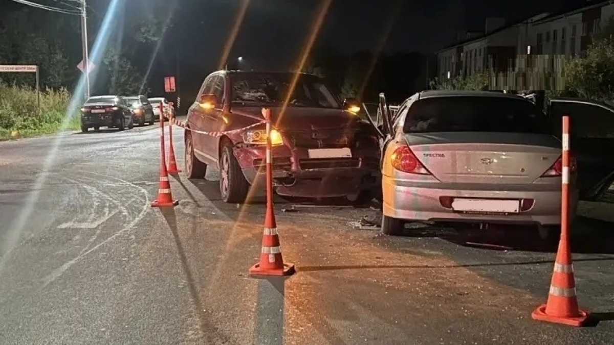 Вечером в Великом Новгороде столкнулись «Киа Спектра» и «Фольксваген Туарег» Вечером в Великом Новгороде столкнулись «Киа Спектра» и «Фольксваген Туарег»