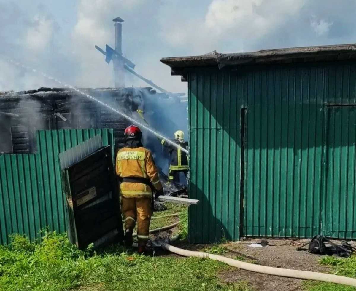 В Окуловке и Новгородском округе потушили жилые дома В Окуловке и Новгородском округе потушили жилые дома