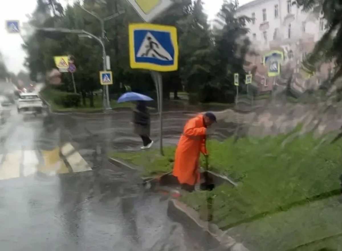 За ночь в Великом Новгороде выпало более 80% месячной нормы осадков За ночь в Великом Новгороде выпало более 80% месячной нормы осадков