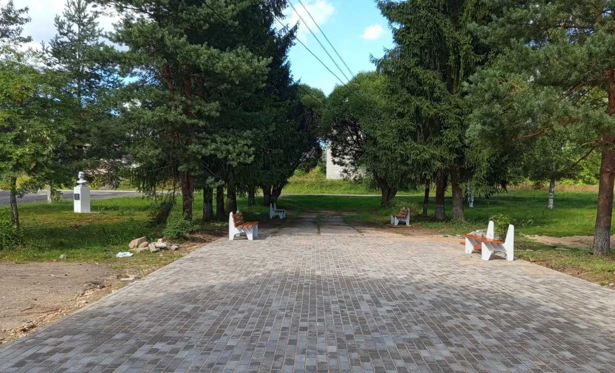 В крестецких Ручьях благоустраивают территорию возле дома культуры В крестецких Ручьях благоустраивают территорию возле дома культуры