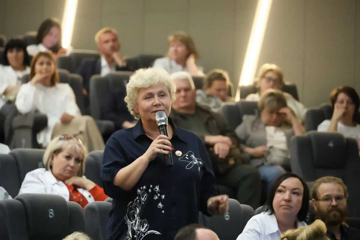 В последние дни августа новгородцам откроют движение по новой дороге в Державинском микрорайоне В последние дни августа новгородцам откроют движение по новой дороге в Державинском микрорайоне