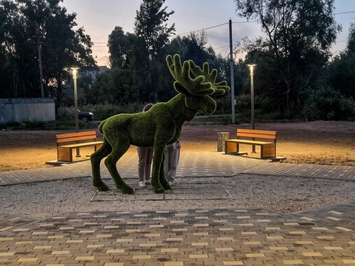Большая фигура лося появилась на улице Карла Маркса в Парфине Большая фигура лося появилась на улице Карла Маркса в Парфине
