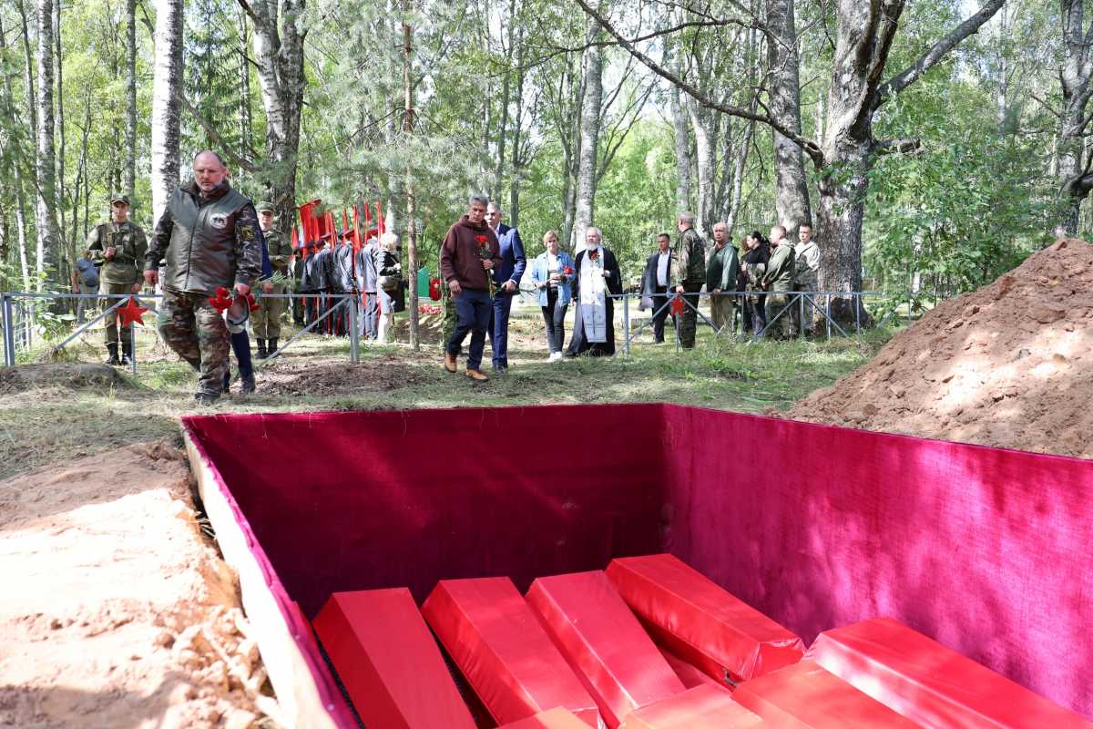 В новгородской деревне Змейско перезахоронили останки воинов Красной армии В новгородской деревне Змейско перезахоронили останки воинов Красной армии