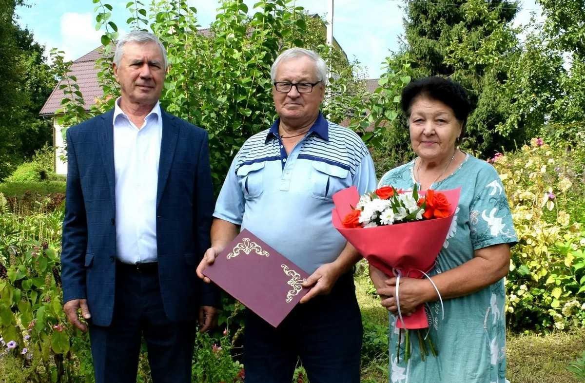 Супруги Тарасовы из посёлка Крестцы отметили изумрудную свадьбу Супруги Тарасовы из посёлка Крестцы отметили изумрудную свадьбу