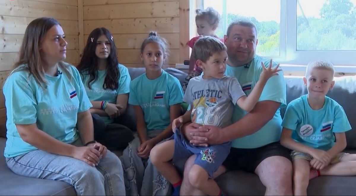 Многодетная семья новгородцев мечтает поехать с палатками на Байкал Многодетная семья новгородцев мечтает поехать с палатками на Байкал