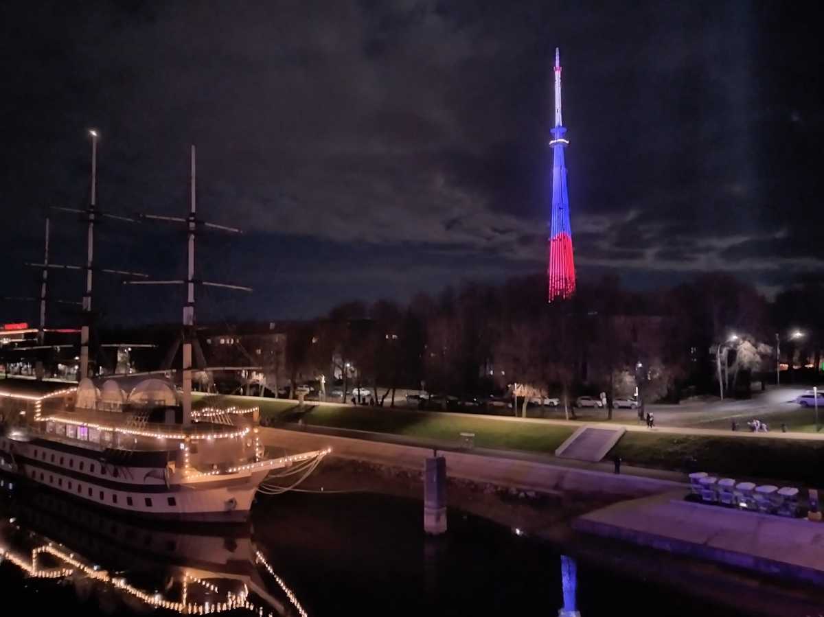 Телебашня в Великом Новгороде засияет праздничной подсветкой в честь Дня знаний Телебашня в Великом Новгороде засияет праздничной подсветкой в честь Дня знаний