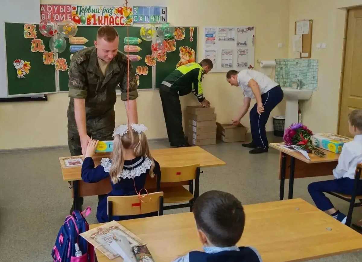 Сотрудники 36 военной автомобильной инспекции поздравили новгородских первоклашек Сотрудники 36 военной автомобильной инспекции поздравили новгородских первоклашек