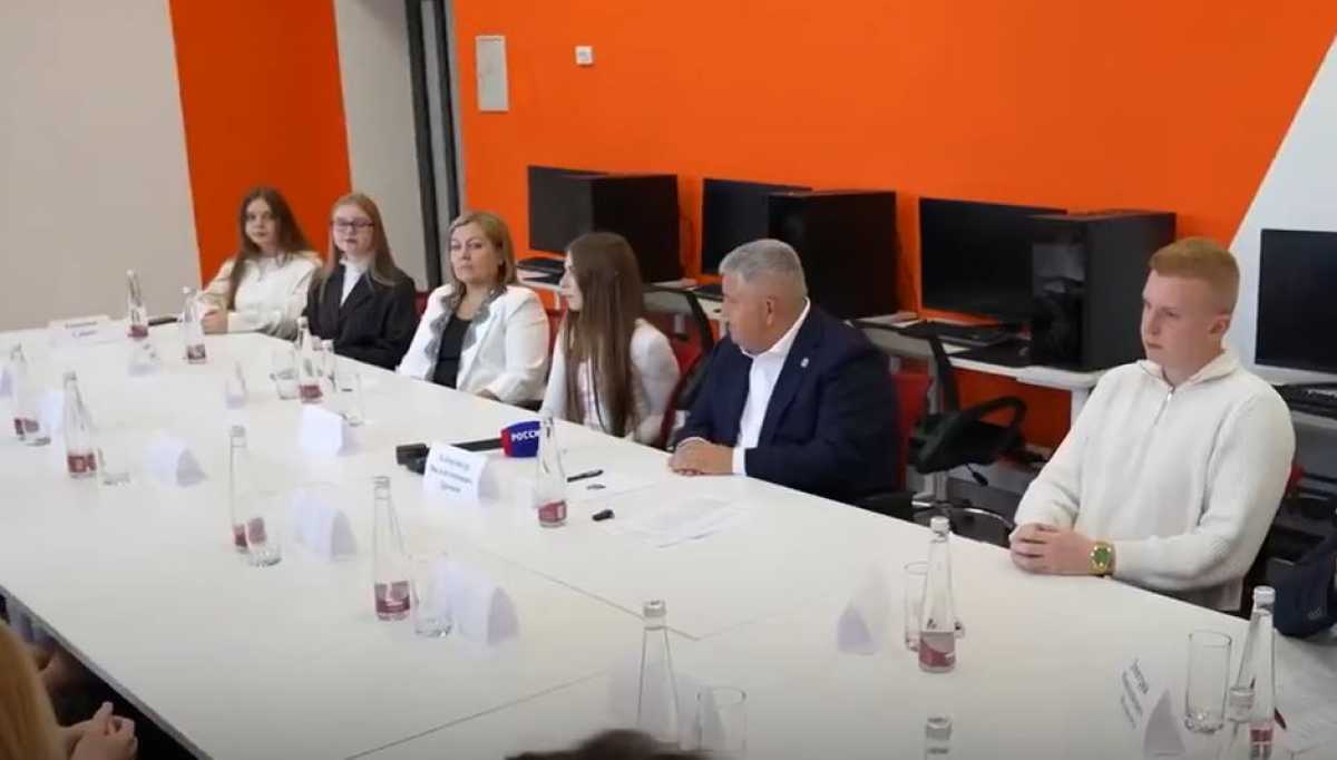 Студенты Новгородского строительного колледжа рассказали Александру Дронову о будущих специальностях Студенты Новгородского строительного колледжа рассказали Александру Дронову о будущих специальностях